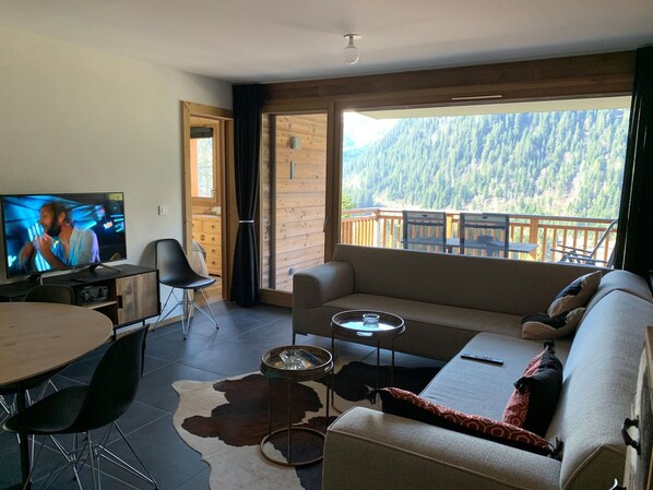 TV - Beautiful apartment in Châtel with parking, 3 bedrooms for 6 guests (Châtel)