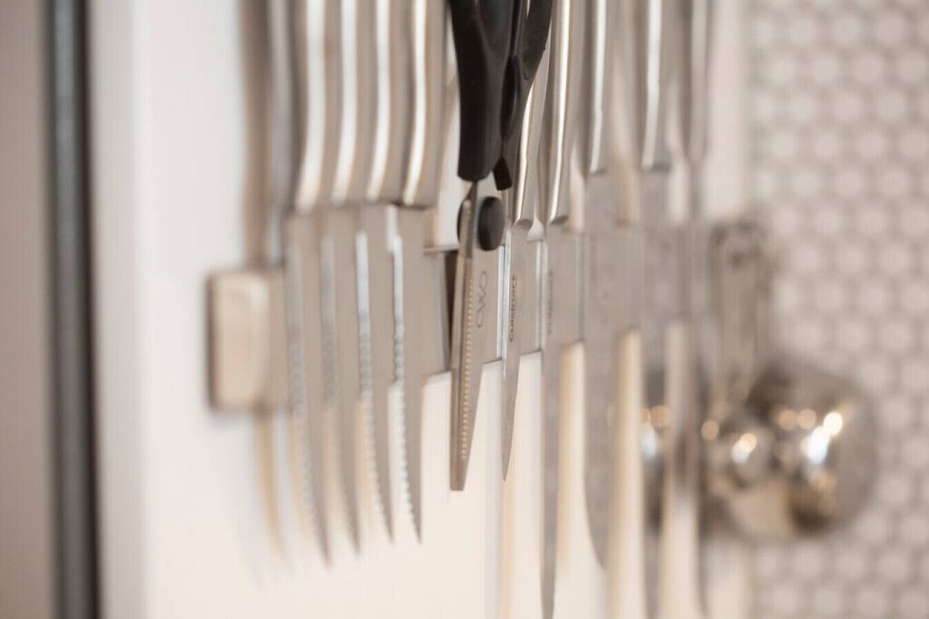 Un soporte de pared para varios cuchillos de cocina.