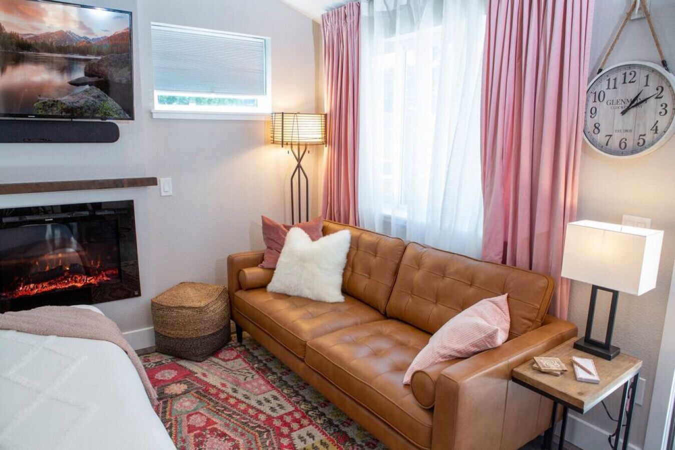 Smart TV, chimenea, estéreo