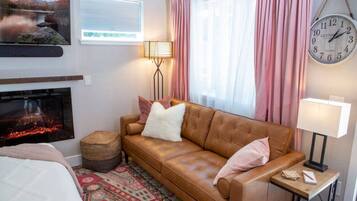 Een smart-tv, een open haard en een stereo