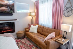 Smart TV, fireplace, stereo