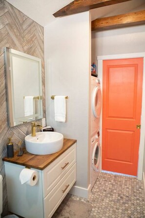 Hair dryer, towels - Adorable studio-style cottage with fireplace (Loveland)