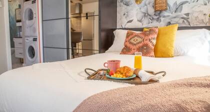 Adorable studio-style cottage with fireplace