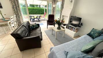 Een televisie, een dvd-speler en een stereo