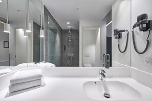 Shower, hair dryer, towels - Four Points Flex by Sheraton Vejle (Vejle)