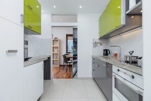 Private kitchen - Kraków Błonia Apartment by Renters (Kraków)