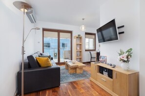 Living room - Kraków Błonia Apartment by Renters (Kraków)