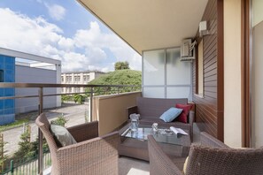 Balcony - Kraków Błonia Apartment by Renters (Kraków)