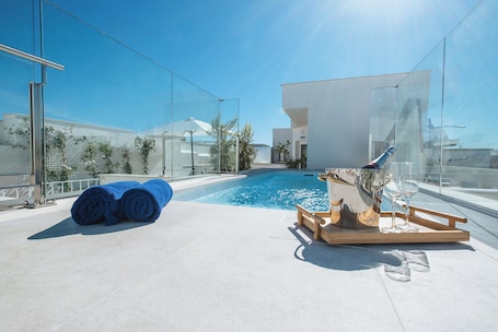 Seasonal outdoor pool. Sercotel Sevilla Guadalquivir Suites