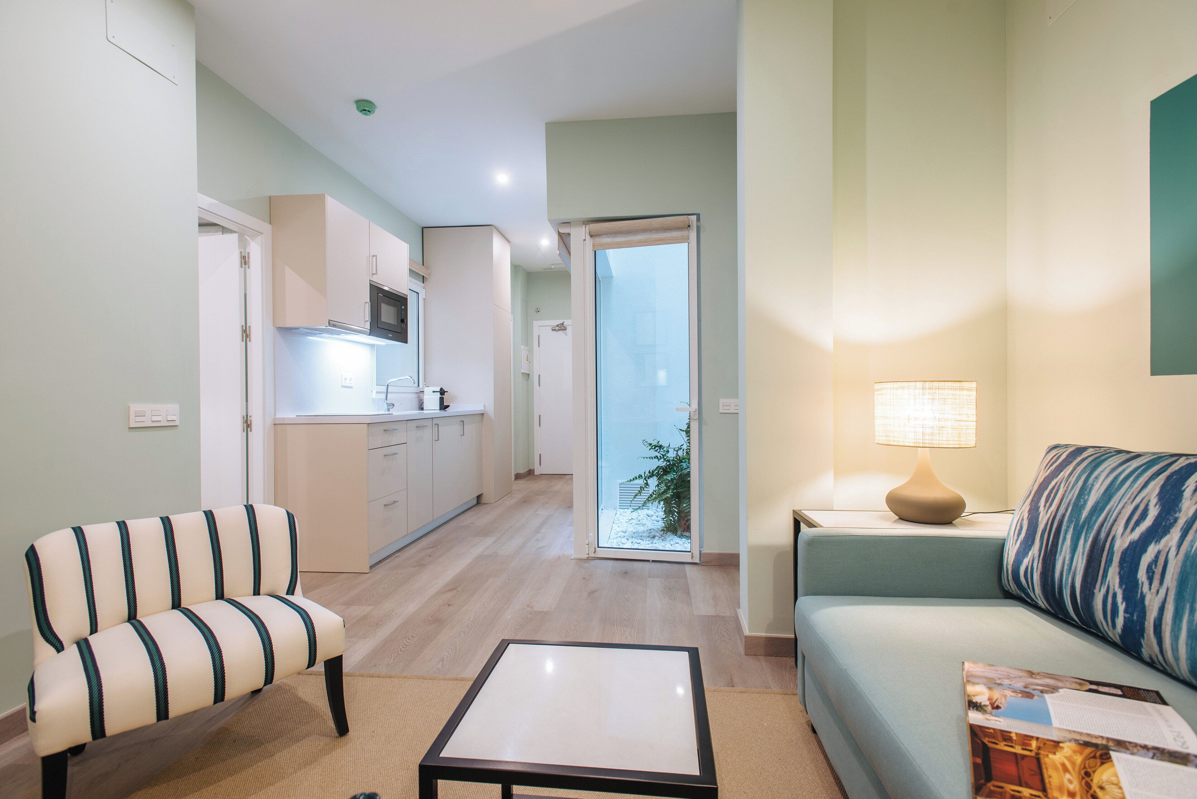 Apartamento superior, varias camas | Cocina básica privada | Frigorífico pequeño, hervidor eléctrico y utensilios de cocina