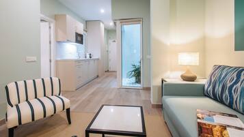 Apartamento superior, varias camas | Cocina básica privada | Frigorífico pequeño, hervidor eléctrico y utensilios de cocina