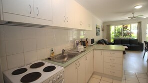 Fridge, microwave, oven, stovetop - Unit 5 Beachcomber, Arcadia (ARCADIA)