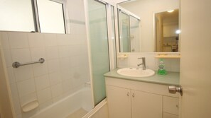 Combined shower/tub, hair dryer, towels - Unit 5 Beachcomber, Arcadia (ARCADIA)