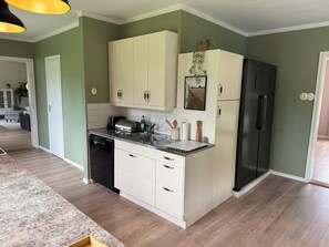 Frigorifero, microonde, forno, piano cottura