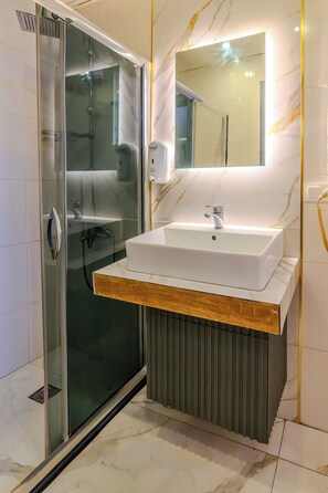 Shower, free toiletries, hair dryer, slippers - Dolce Vita Suite Hotel (Istanbul)