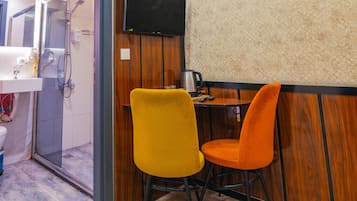 Schreibtisch, schallisolierte Zimmer, Bügeleisen/Bügelbrett, Bettwäsche