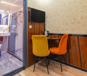 Desk, soundproofing, iron/ironing board, bed sheets - Dolce Vita Suite Hotel (Istanbul)