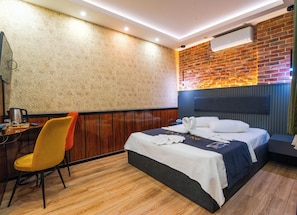 Schreibtisch, schallisolierte Zimmer, Bügeleisen/Bügelbrett, Bettwäsche