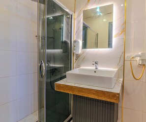 Desk, soundproofing, iron/ironing board, bed sheets - Dolce Vita Suite Hotel (Istanbul)