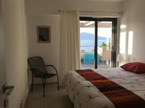 2 quartos, ferros/tábuas de passar roupa, berço de viagem