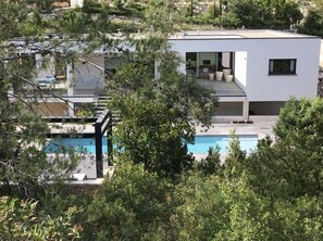 المنشأة من الخارج