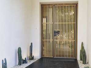 المنشأة من الداخل