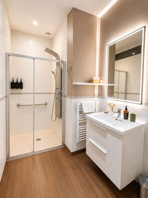 Douche, sèche-cheveux, serviettes fournies, savon