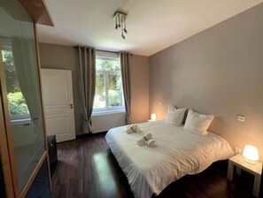 2 bedrooms, desk, iron/ironing board, free WiFi