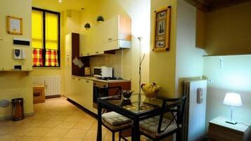 Fridge, stovetop, cookware/dishes/utensils, freezer