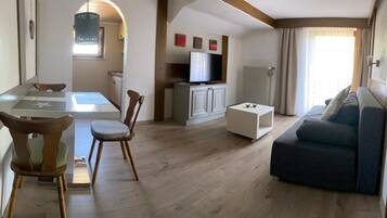 Familienapartment | Wohnbereich | 40-Zoll-Flachbildfernseher mit Satellitenempfang, Fernseher