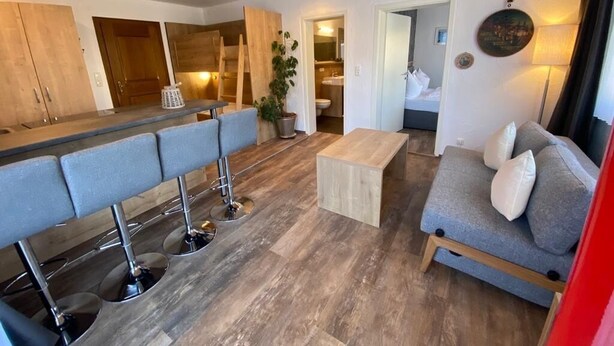 Un interior moderno con cocina, comedor y sala de estar.