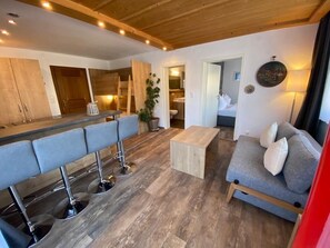 Een modern interieur met een keuken, eethoek en woonruimte.