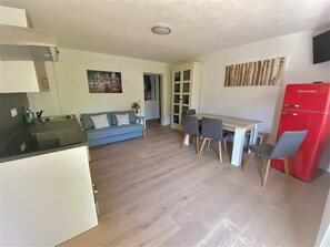 Family Apartment | Living area | 40-inch flat-screen TV with satellite channels, TV - Bergquell Tirol (Jungholz)