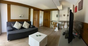 Family Apartment | Living area | 40-inch flat-screen TV with satellite channels, TV - Bergquell Tirol (Jungholz)