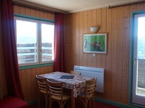 Dining - Studio cabin for 4, 50m from slopes, south-facing balcony (Orcières Merlette)