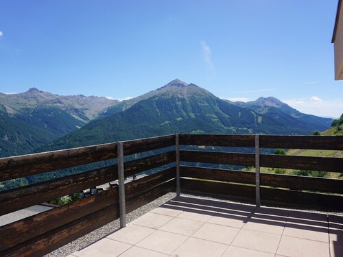 Studio cabin for 4, 50m from slopes, south-facing balcony
