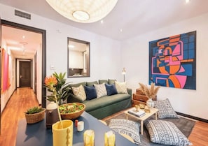 Uma sala de estar moderna com um sofá, mesa de centro e objetos decorativos.