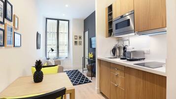 Fridge, microwave, stovetop, coffee/tea maker