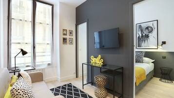 Bureau, fer et planche à repasser, Wi-Fi gratuit, draps fournis