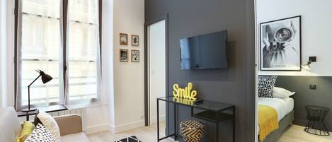 Bureau, fer et planche à repasser, Wi-Fi gratuit, draps fournis