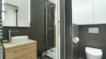 Sèche-cheveux, serviettes fournies