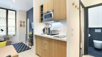 Fridge, microwave, stovetop, coffee/tea maker