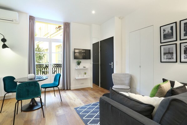 TV - Blanche 2 - One Bedroom Apartment, Sleeps 4 (Paris)