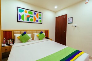Standard Room | Meja, seterika/papan seterika 