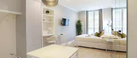 Een bureau, een strijkplank/strijkijzer, gratis wifi