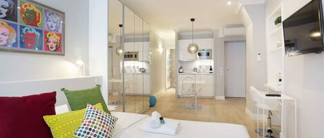 Een bureau, een strijkplank/strijkijzer, gratis wifi