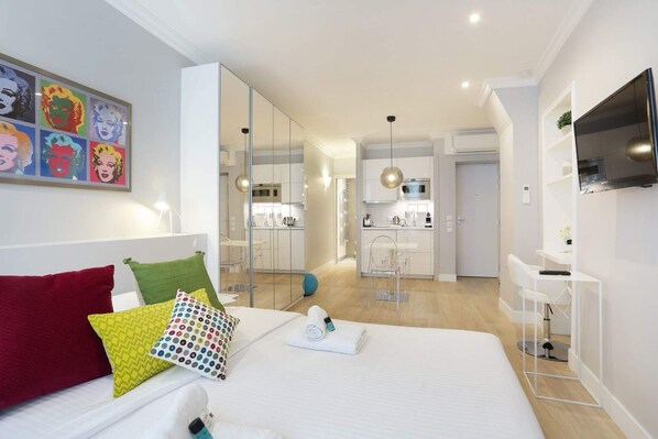 Desk, iron/ironing board, free WiFi - Blanche 4 - Studio Apartment, Sleeps 2 (Paris)