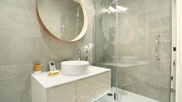 Sèche-cheveux, serviettes fournies