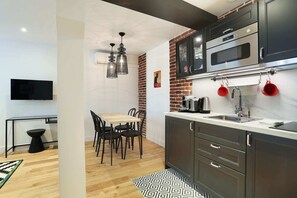Réfrigérateur, micro-ondes, plaque de cuisson, cafetière/bouilloire