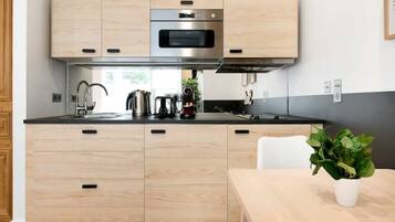 Fridge, microwave, stovetop, coffee/tea maker